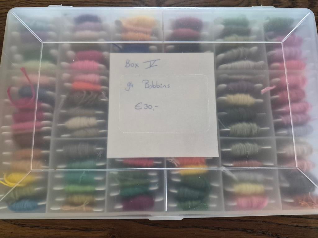 Doos (V) met 94 bobbins DMC borduurgaren - Rookvrij huis, Ophalen of Verzenden