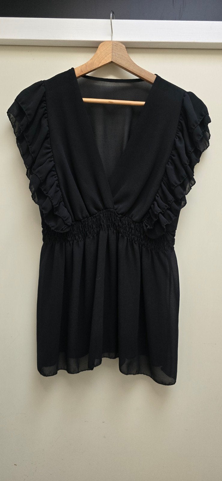 Zwarte blouse met ruches en V-hals, Maat 38/40 (M), Zwart, Ophalen of Verzenden, Korte mouw