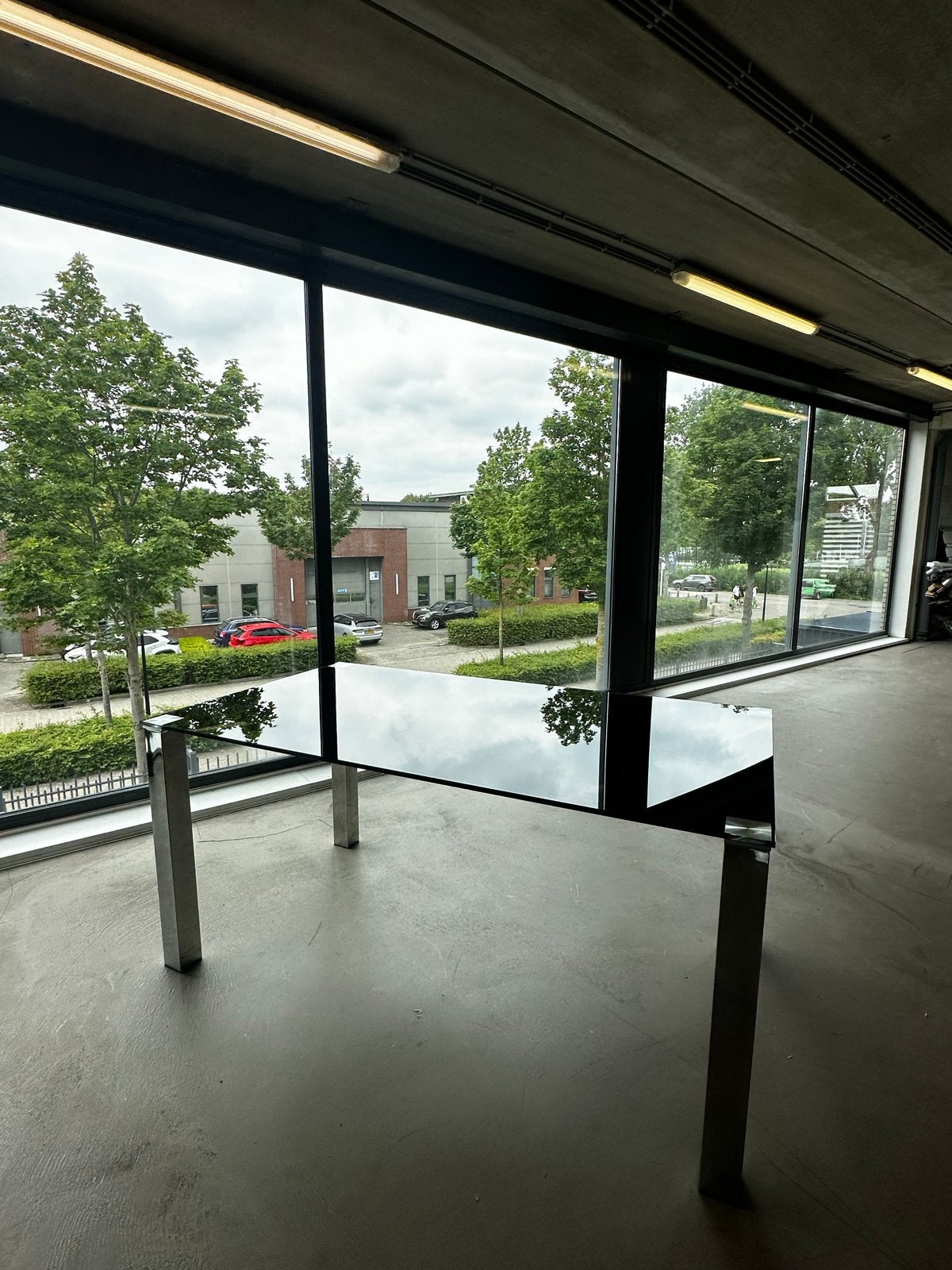 Glazen eettafel, zwart geverfde onderkant en metalen poten, Ophalen, Gebruikt, 50 tot 100 cm, Glas