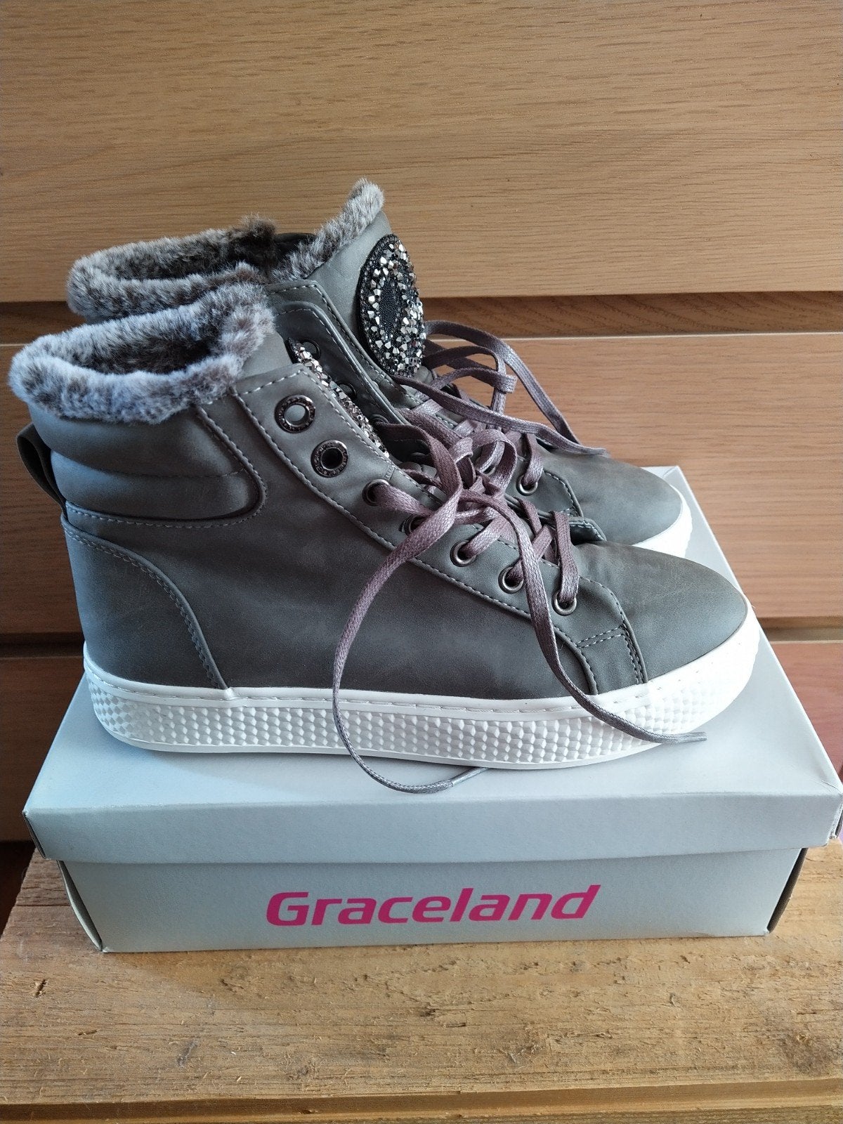 Nieuwe schoenen. Laarsjes. Grijs. Met glitter peace teken., Ophalen of Verzenden, Nieuw, Grijs