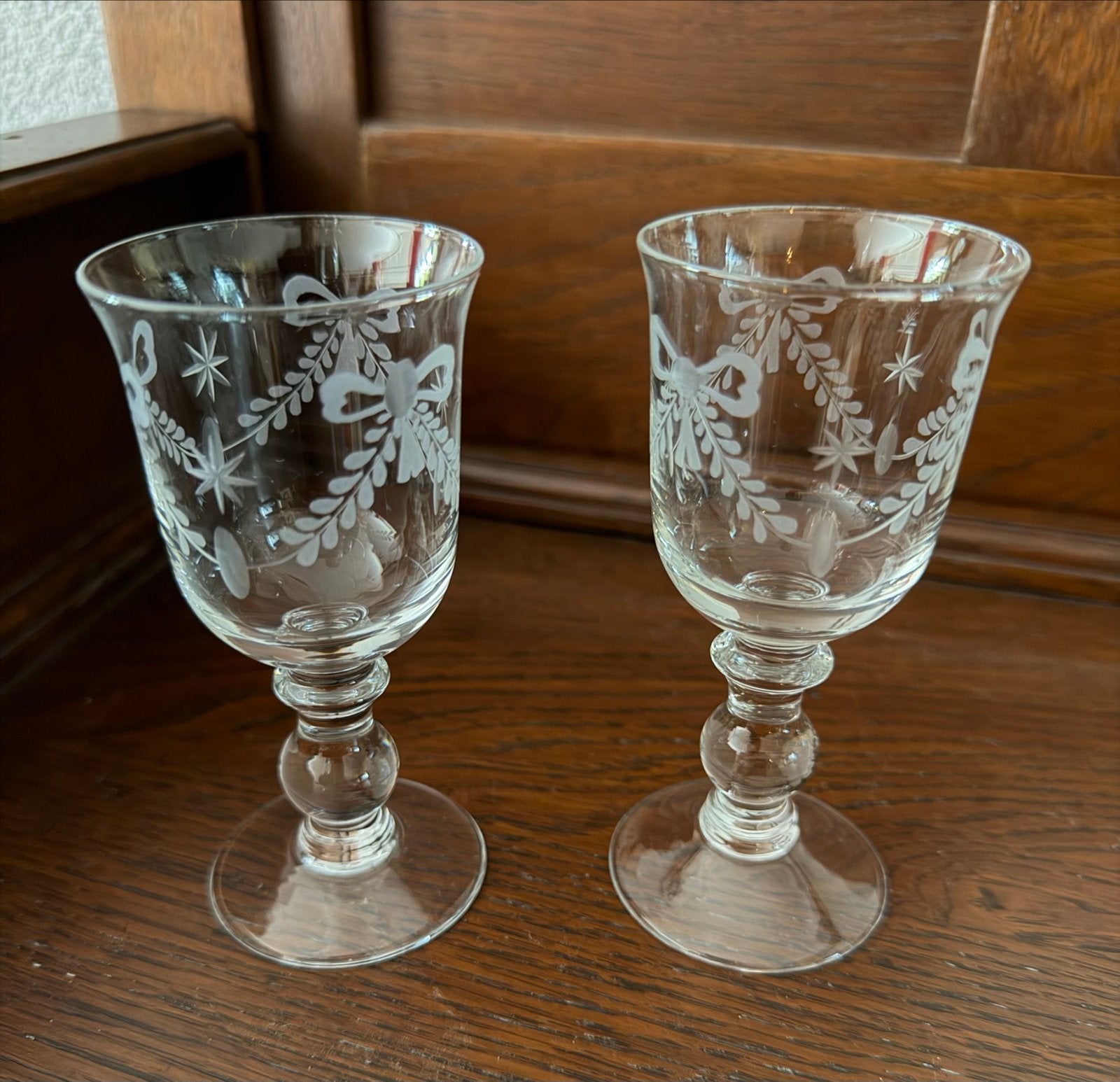 Set van 2 vintage wijnglazen met geëtst decor, Ophalen of Verzenden