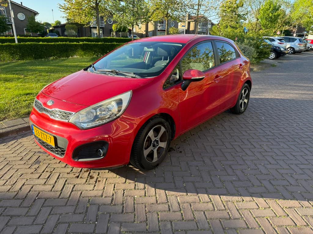 Kia Rio 1.2 I 5DRS 2013. Pioneer DA360DAB draadloze CarPlay, Euro 5, 40 €/maand, Zwart, 4 cilinders