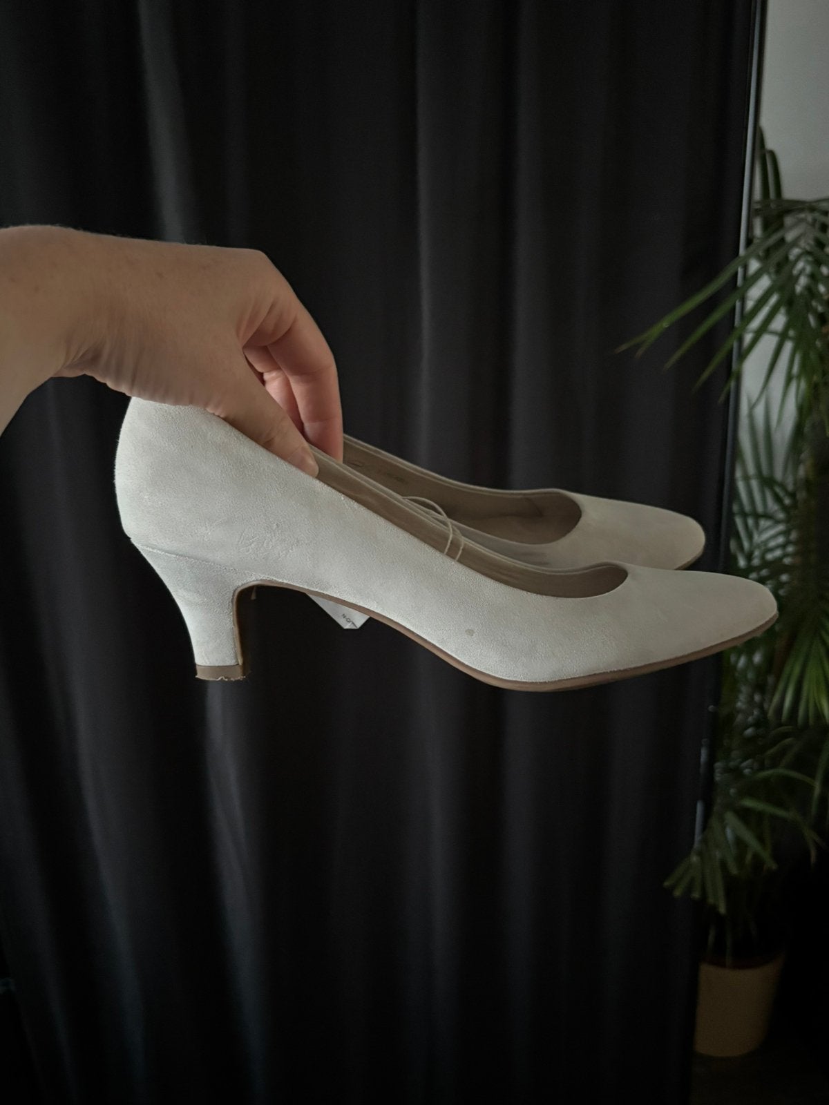 Suede schoenen off-white met kleine hakken maat 38, Ophalen of Verzenden, Zo goed als nieuw, Wit
