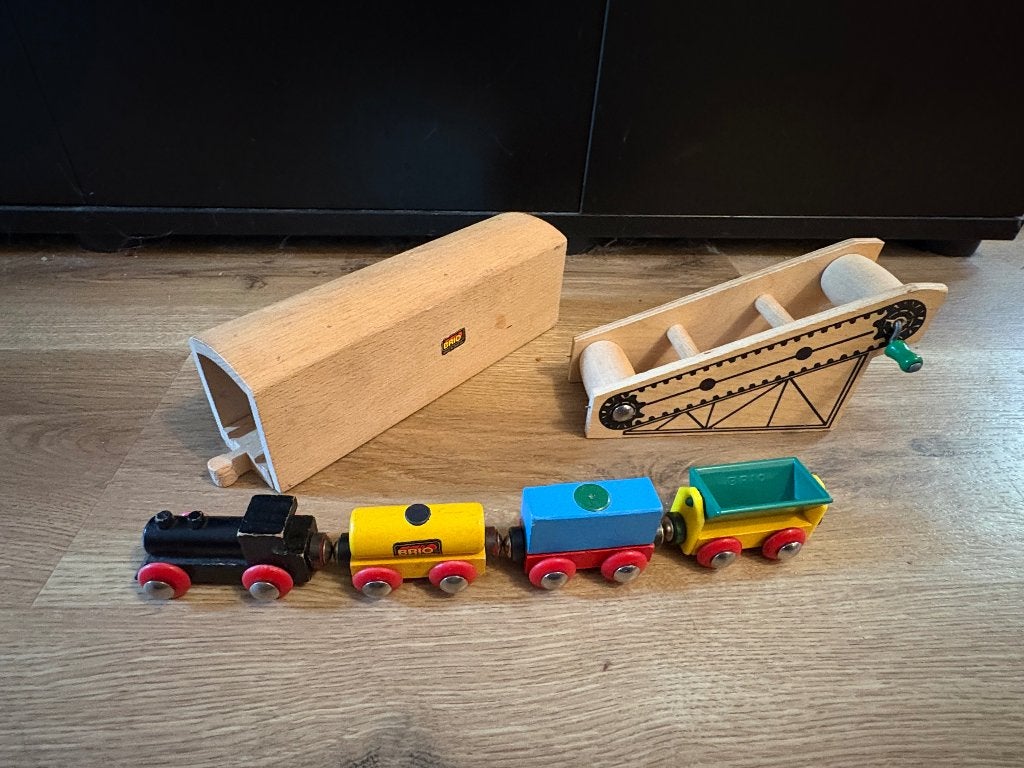 Vintage BRIO trein, tunnel en transportband 33381, Ophalen of Verzenden, Gebruikt, Rij- of Hobbelspeelgoed