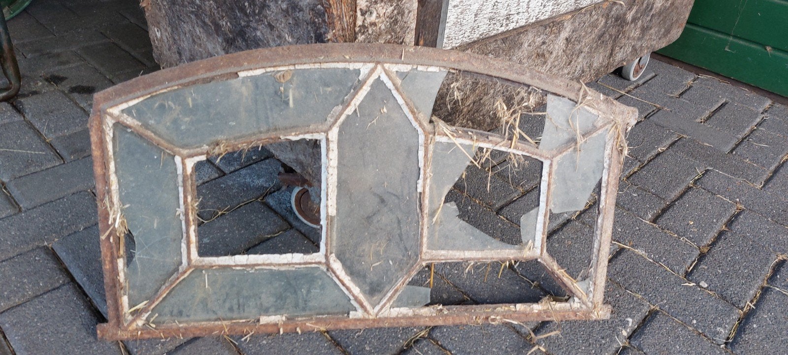 Antiek gietijzeren raam ., Gevelraam of Ruit, Gebruikt, 80 tot 120 cm, Ophalen of Verzenden