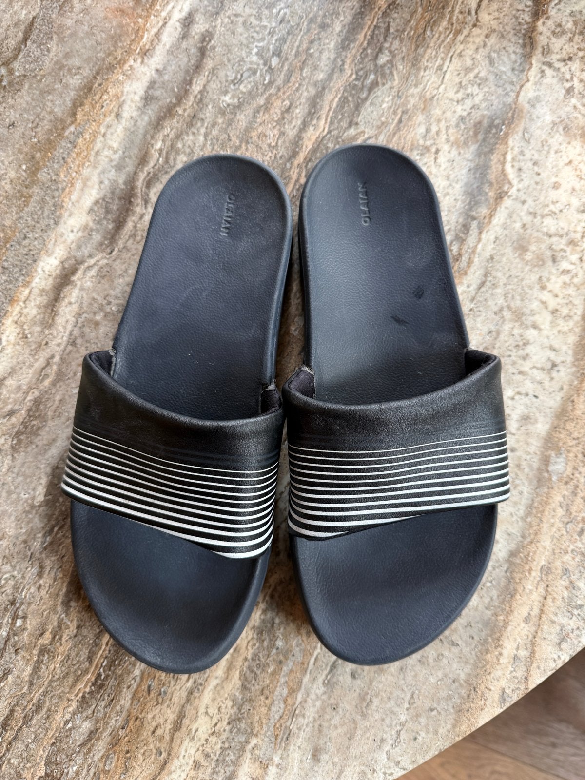 Gratis ! Zwarte OLAIAN slippers, maat 42 Gratis, Ophalen of Verzenden, Zo goed als nieuw, Zwart, Slippers