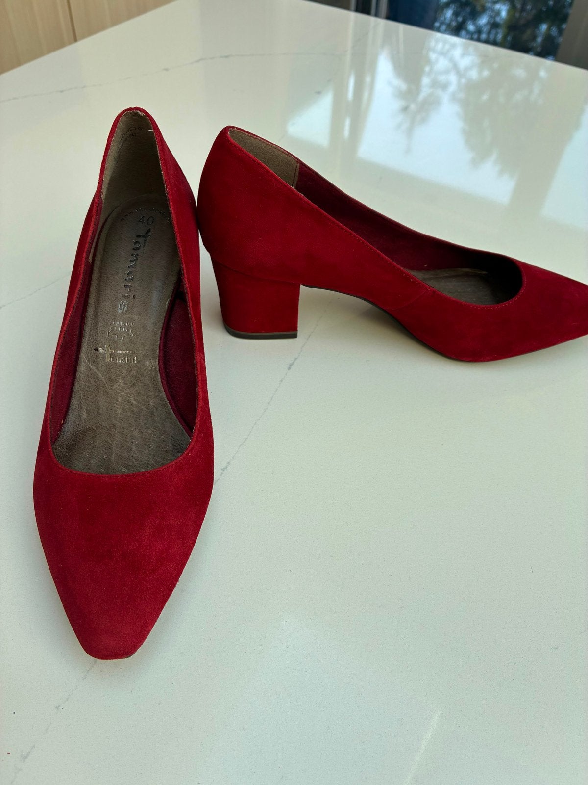 Tamaris Rode Suède Pumps Maat 40 Blokhak, Pumps, Ophalen of Verzenden, Zo goed als nieuw, Rood
