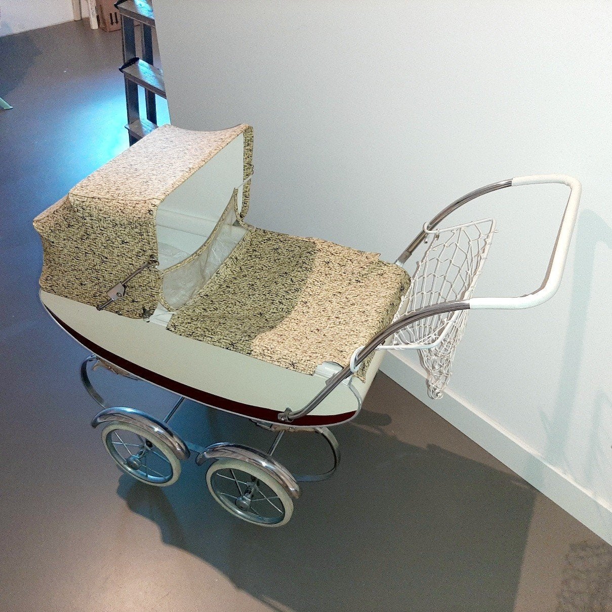 Antieke poppenwagen kinderwagen, Ophalen, Zo goed als nieuw