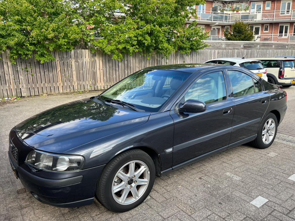 Volvo S60 2.4 T AUT 2001 Grijs, Auto's, Beige, S60, 10 km/l, 2435 cc
