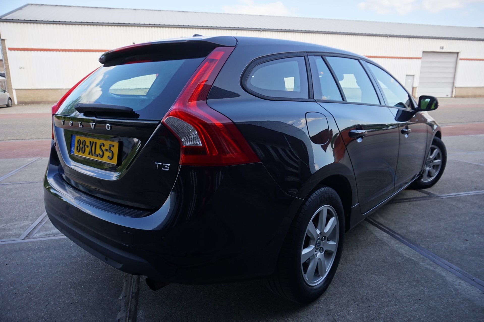 Volvo V60 1.6 T3 Kinetic, Auto's, Gebruikt, Zwart, 4 cilinders, 150 pk