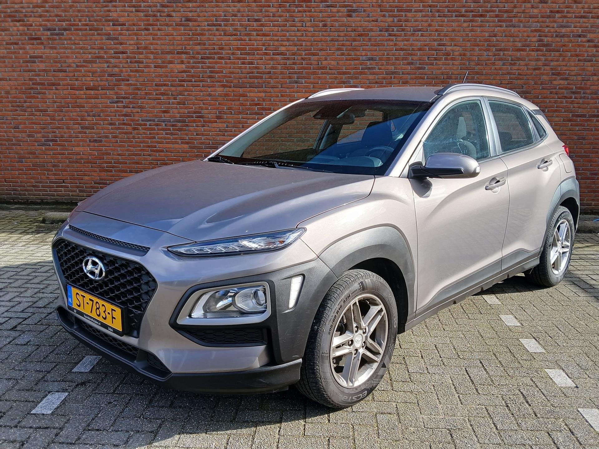 Hyundai Kona 1.0 T-GDI 120pk Comfort I Navi by App I Camera, Auto's, Voorwielaandrijving, Stof, Gebruikt, Euro 6