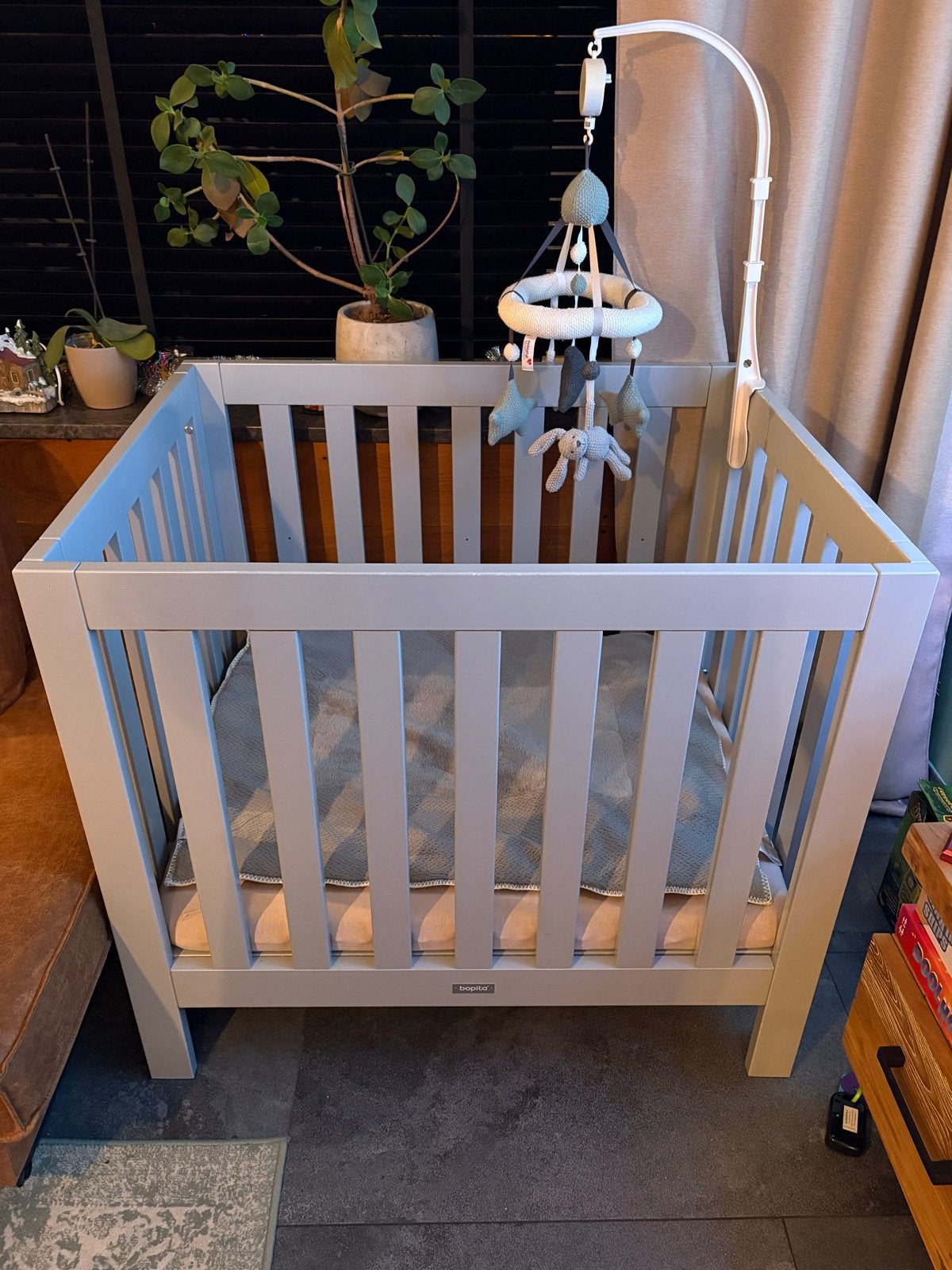 Bopita box lichtgrijs met matras, kleden, Koeka zak en mobie, Ophalen, Gebruikt, Vierkant, Boxkleed