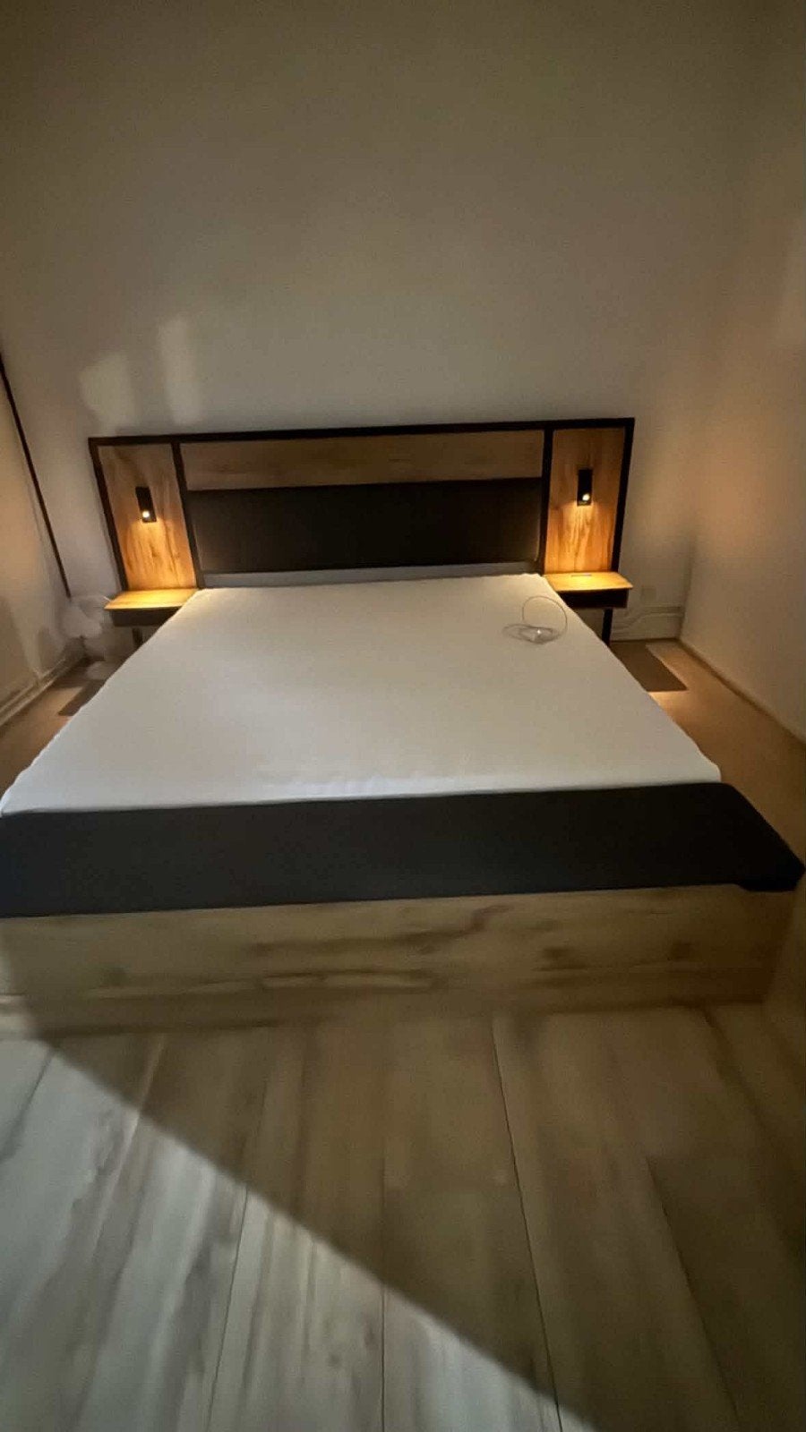 Modern tweepersoonsbed met nachtkastjes en bankje, Huis en Inrichting, Ophalen, Zo goed als nieuw