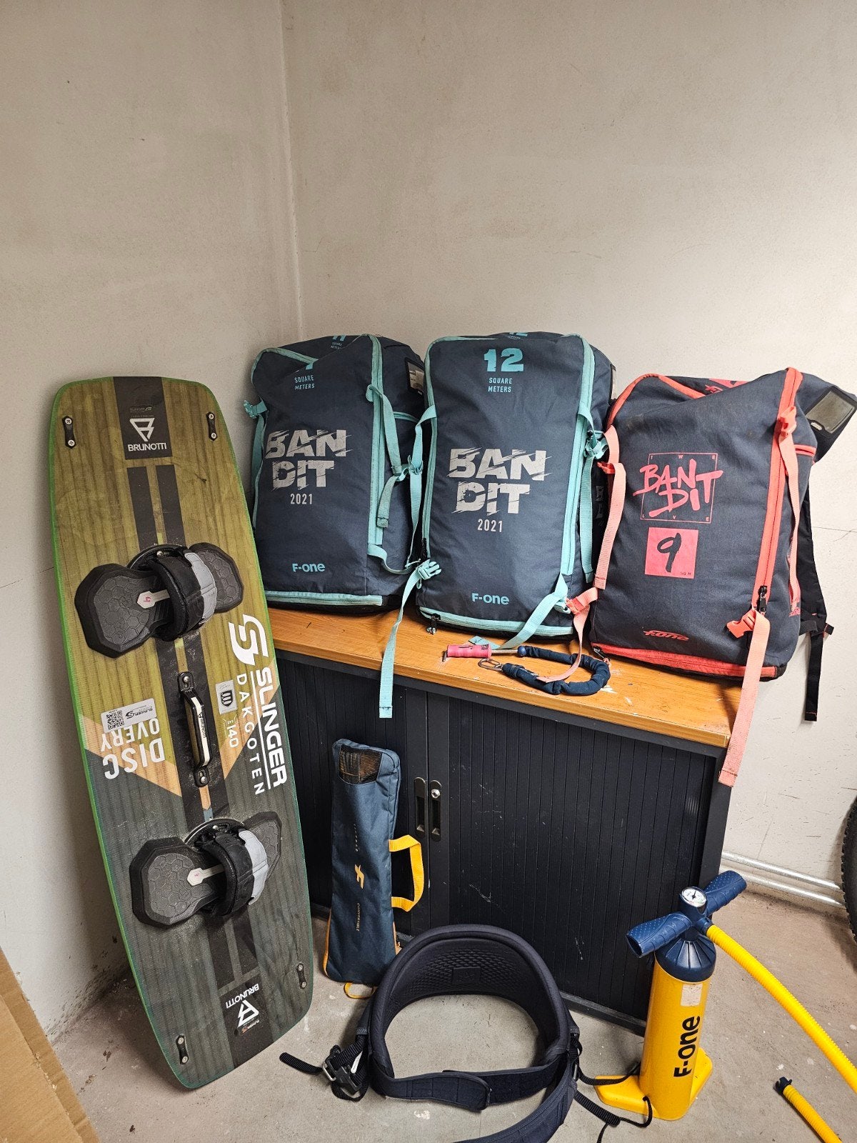 Complete Kitesurf Set: F-One Bandit Kites & Brunotti Board, Watersport en Boten, Kitesurf-set, Twintip, Ophalen of Verzenden, Zo goed als nieuw
