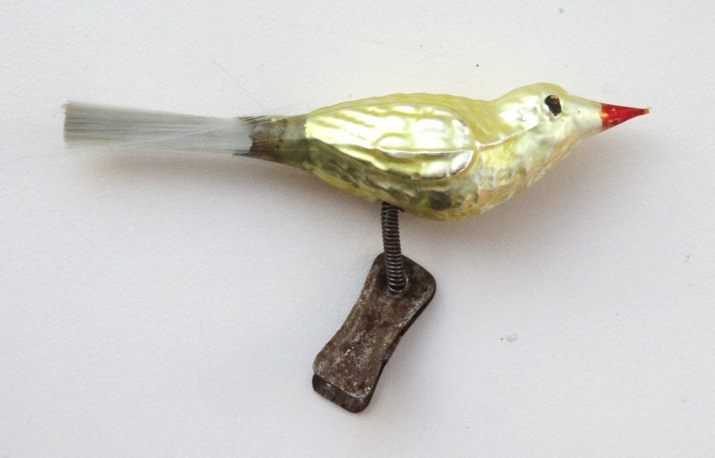 Oude Kerstbal: Vogeltje op knijper 06 ( geribbeld goudgeel ), Diversen, Kerst, Ophalen of Verzenden