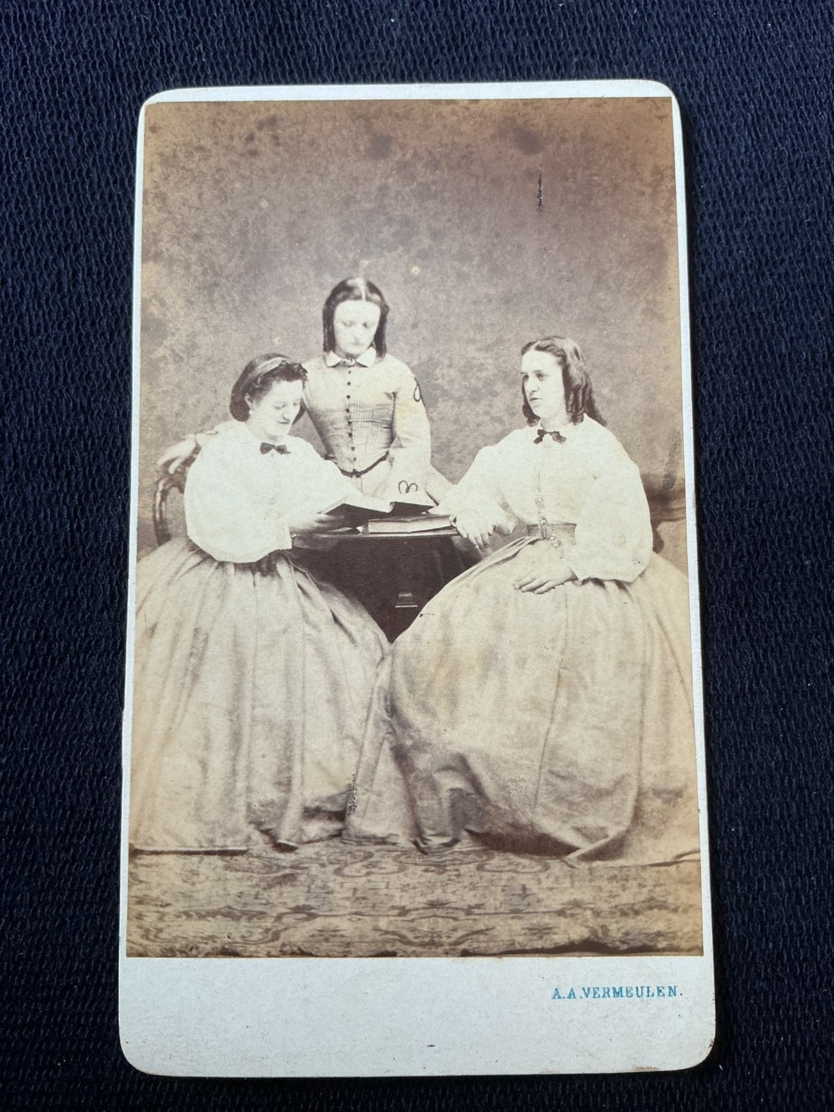 CDV, 3 Dames, A.A. VERMEULEN, UTRECHT, zeer oud, dun karton, Ophalen of Verzenden, Voor 1940, Gebruikt, Foto