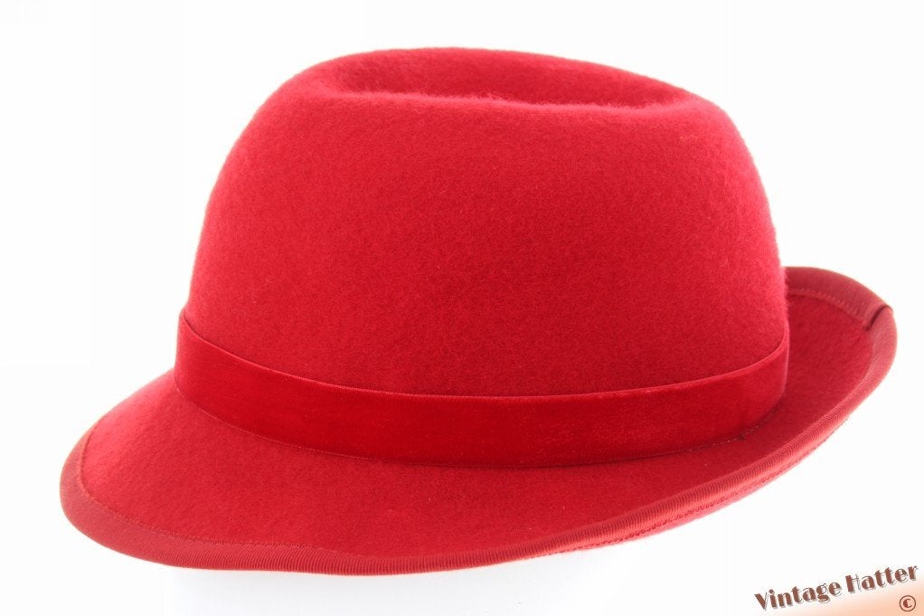 Vintage Dameshoed rood vilt 56 gratis verzenden in Nederland, 56 of 57 cm (M, 7 of 7⅛ inch), Merkloos of Onbekend, Hoed, Tweede Egelantiersdwarsstraat 7, Amsterdam (NL)