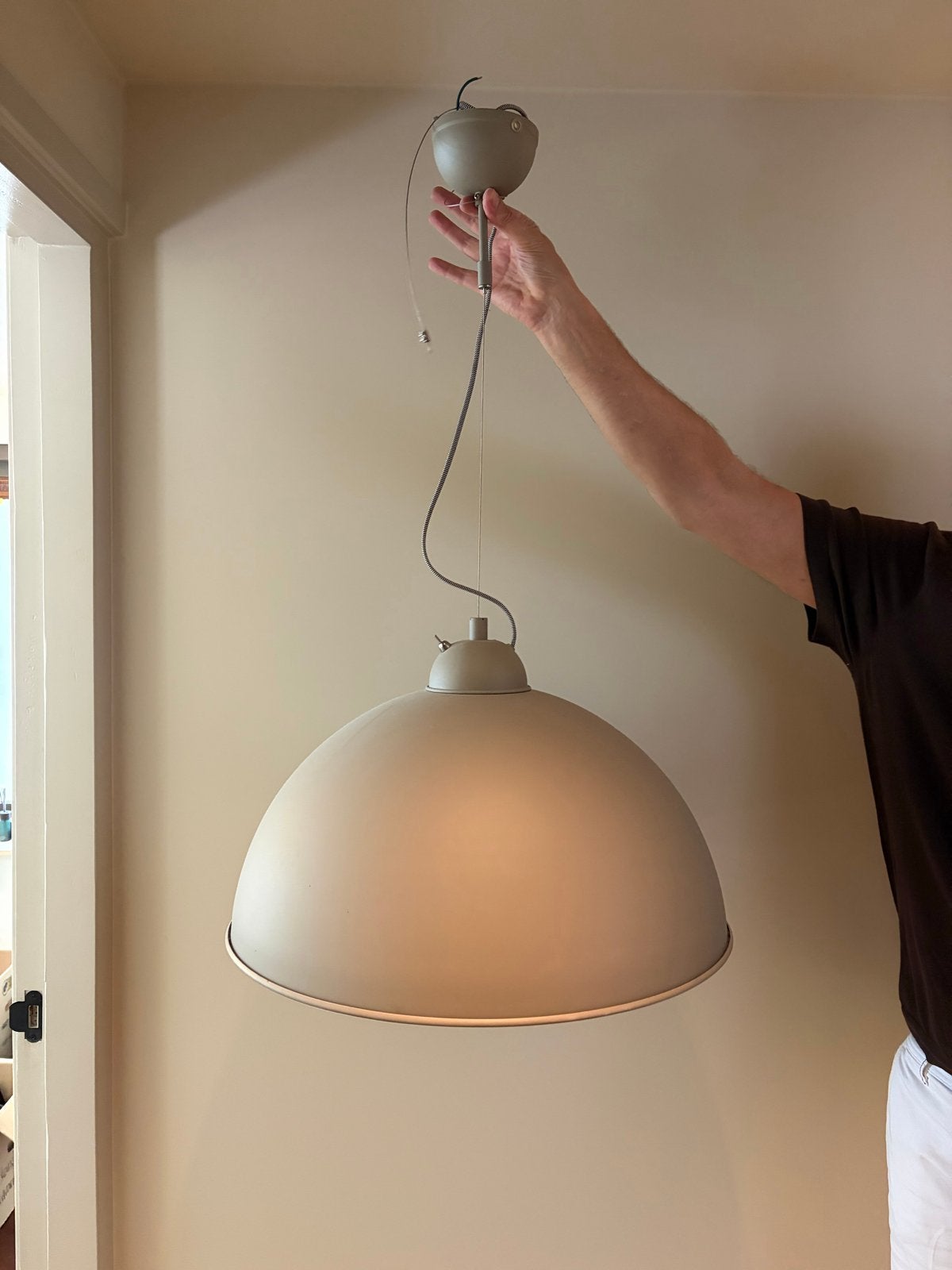 2 Prachtige hanglampen grijs/taupe met koperen binnenkant, Ophalen, Gebruikt, Metaal, E27 (groot)