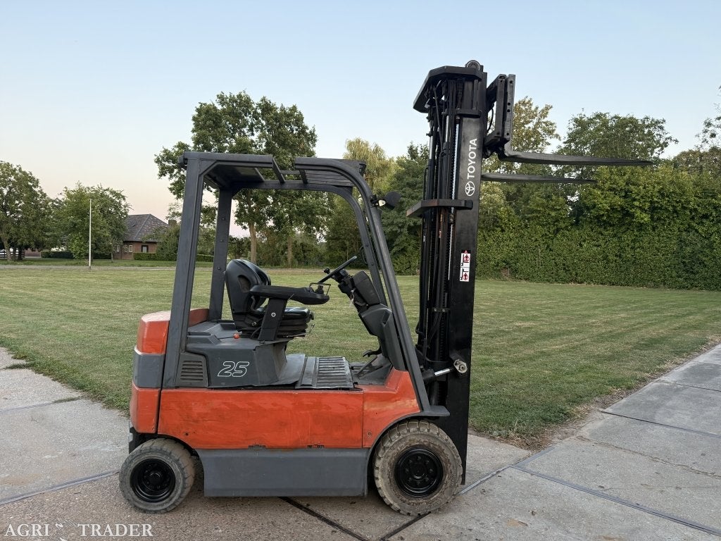 Toyota 2500KG elektrisch triplo 6.5M freelift Sideshift, Zakelijke goederen, Machines en Bouw | Heftrucks en Intern transport