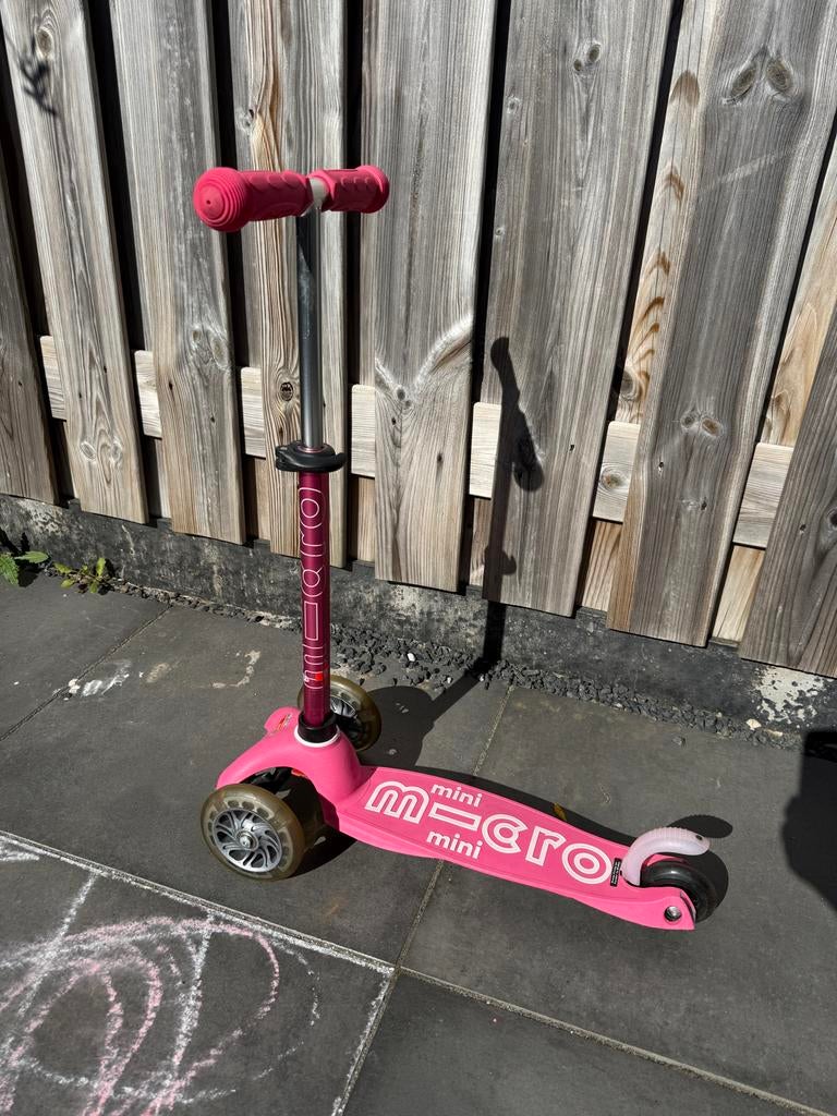Roze Mini Micro step met LED wielen - Zo goed als nieuw, Fietsen en Brommers, Steps, Zo goed als nieuw, Gewone step, Ophalen