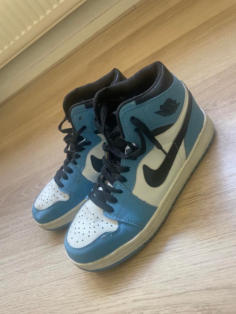 Nike Air Jordan 1 Mid 'UNC' sneakers, Kleding | Dames, Schoenen, Ophalen, Gedragen, Blauw, Sneakers of Gympen