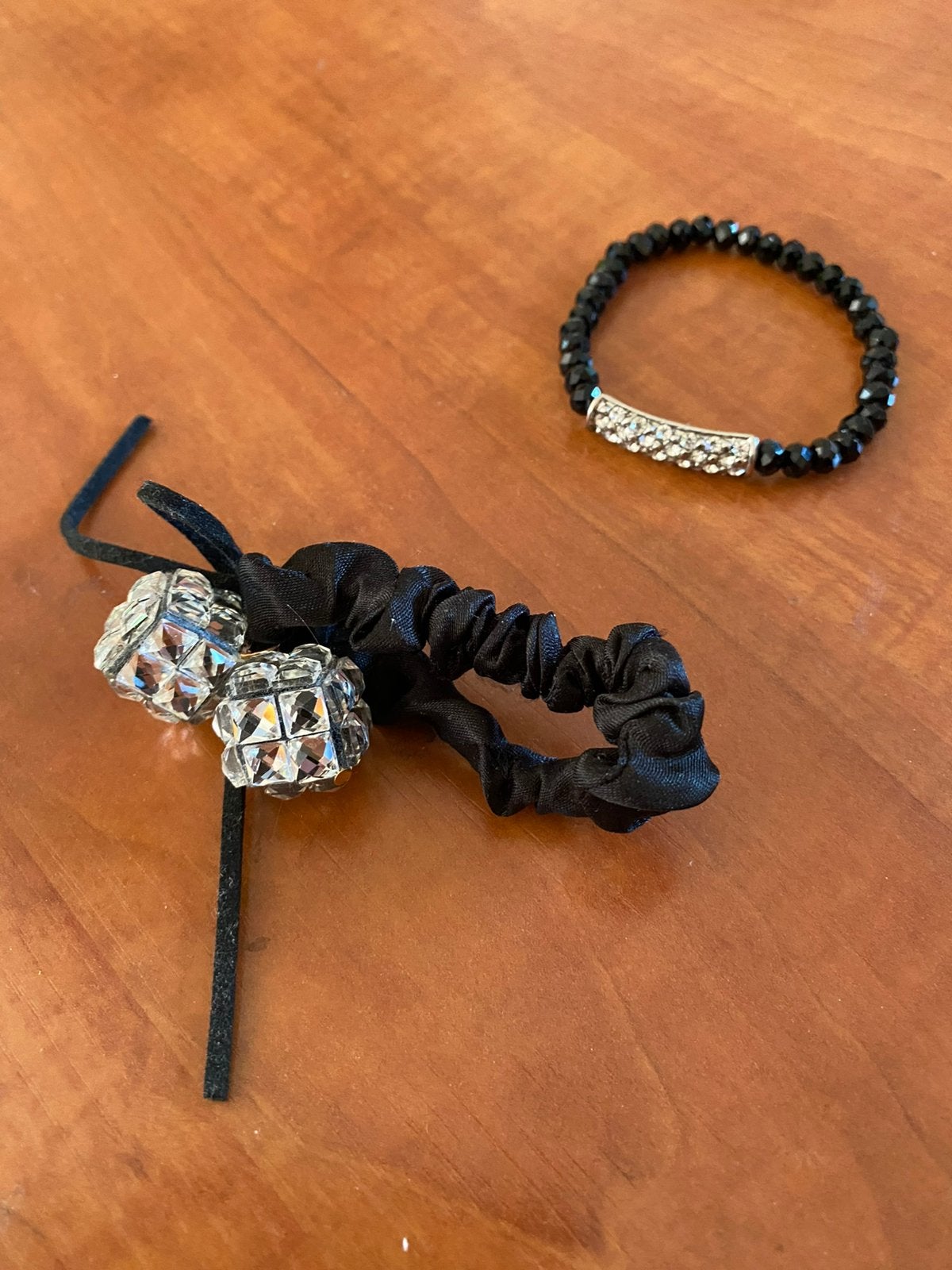 Feestelijke accessoires armband en haarelastiek, Ophalen of Verzenden, Nieuw, Zwart