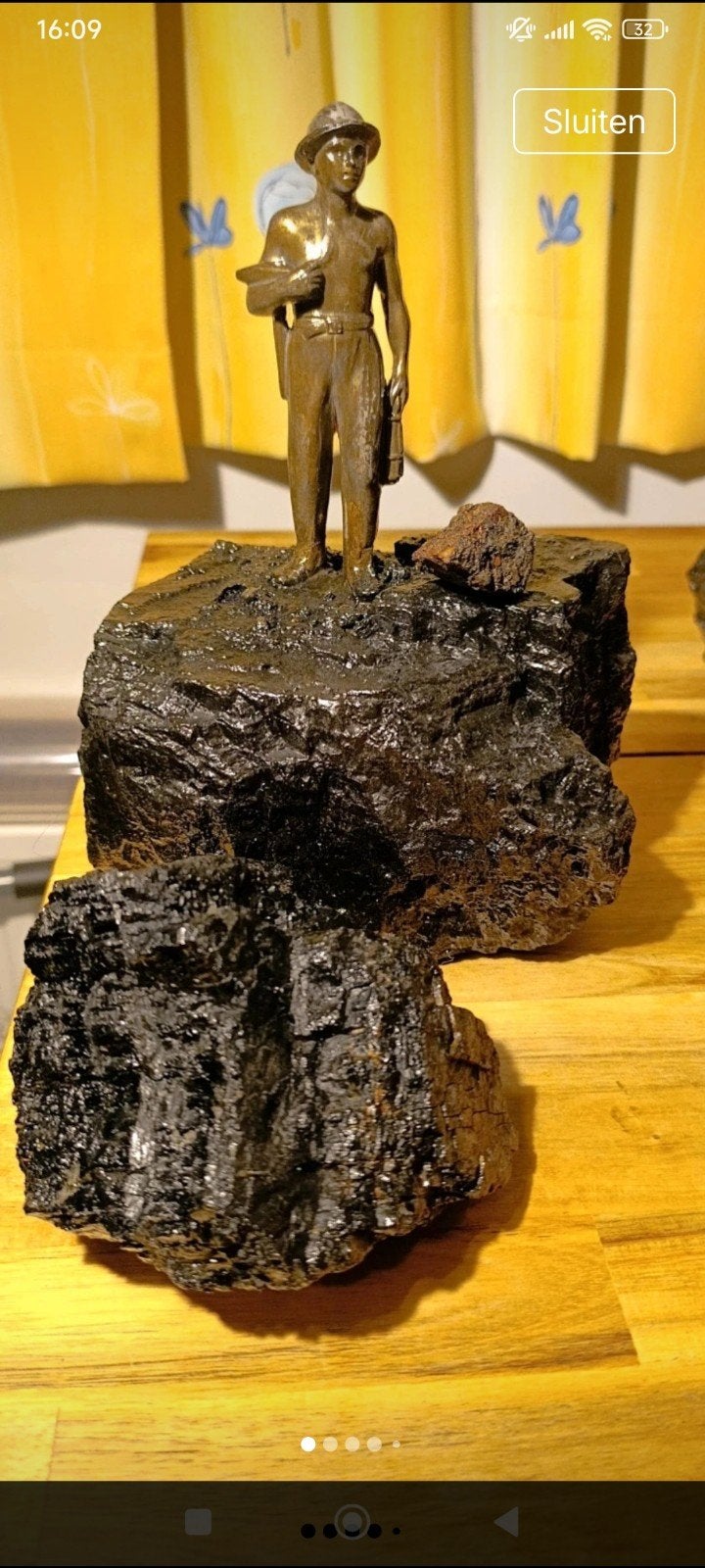 Bronzen mijnwerker beeld op steenkool, Ophalen, Brons, 20 - 50 cm, Op sokkel