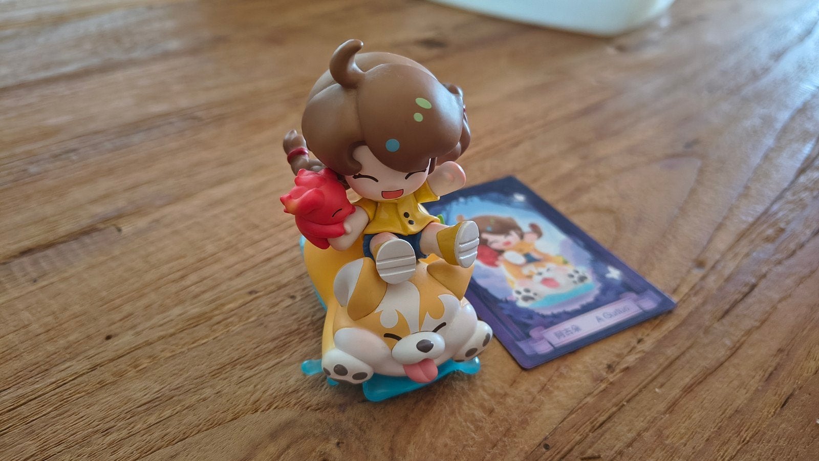 Pop mart figuur met hond en kaartje, Verzamelen, Poppetjes en Figuurtjes, Ophalen of Verzenden, Zo goed als nieuw