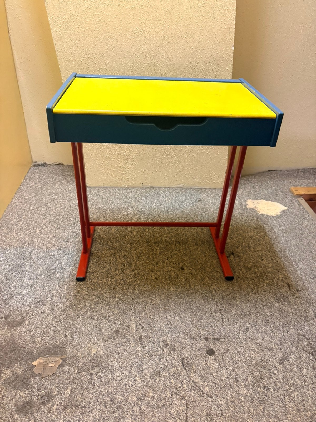 vintage kinderbureau, Huis en Inrichting, Bureaus, Ophalen, Zo goed als nieuw