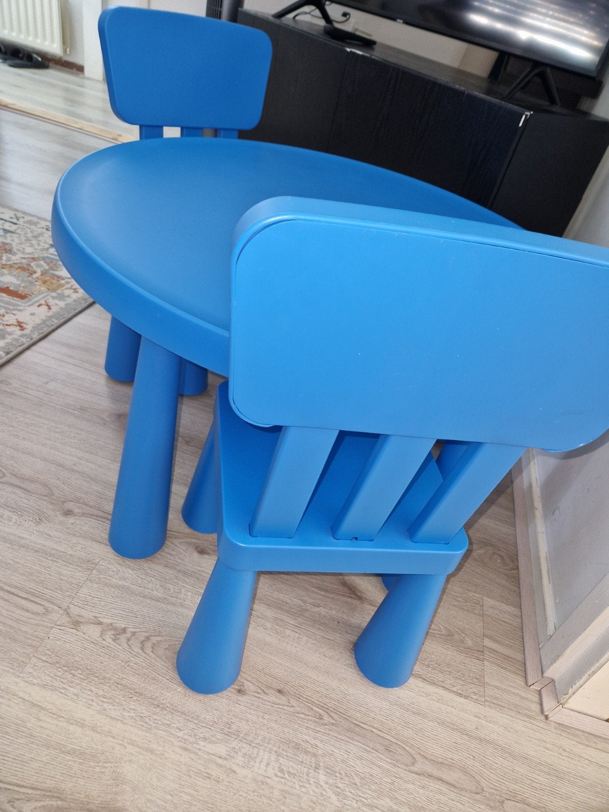 IKEA Mammut kindertafel en 2 stoelen - Blauw, Kinderen en Baby's, Kinderkamer | Tafels en Stoelen, Ophalen, Gebruikt, Tafel(s) en Stoel(en)