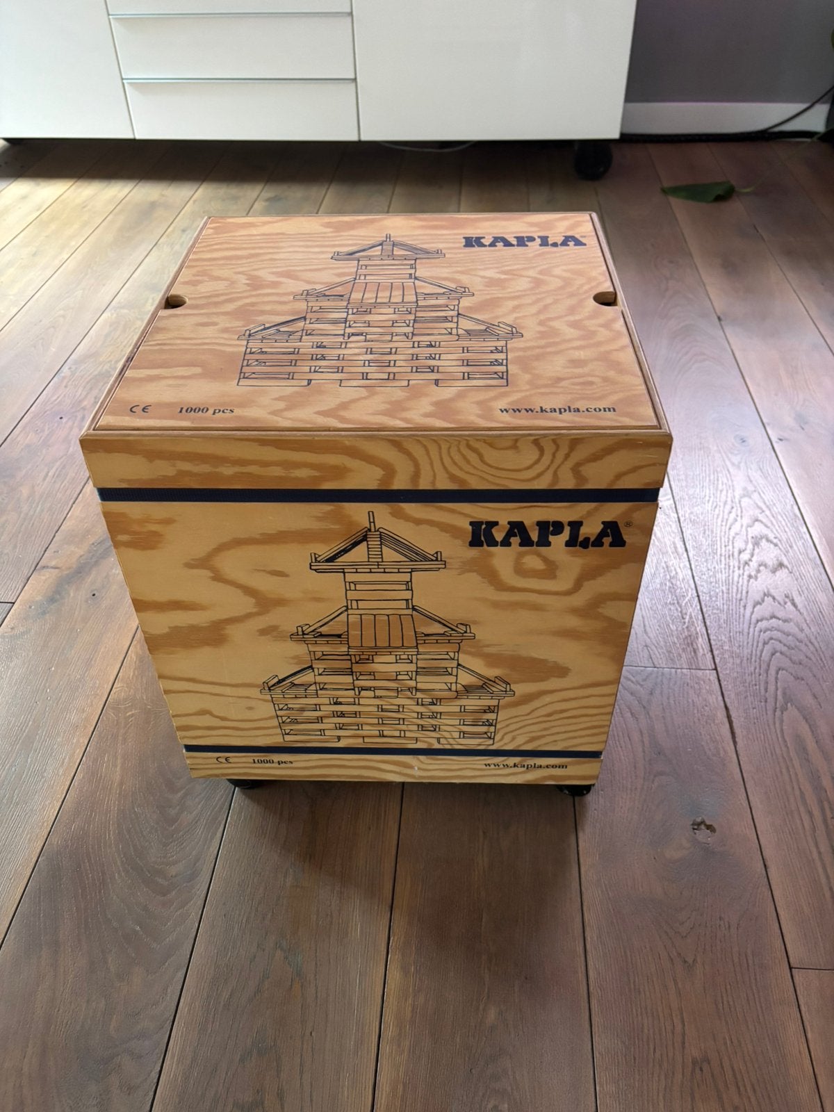 Kapla 1000 + Gekleurde plankjes in houten kist op wielen, Ophalen, Zo goed als nieuw