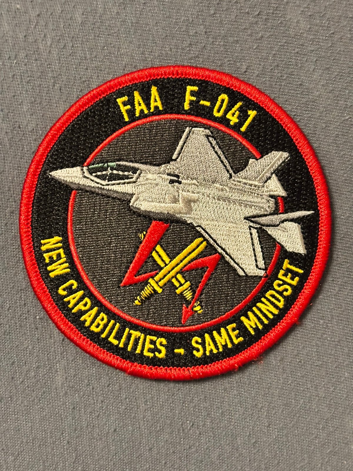 Embleem 312 SQN FAA F-041 F-35 lightning, Verzamelen, Verzenden, Luchtmacht, Nederland, Embleem of Badge