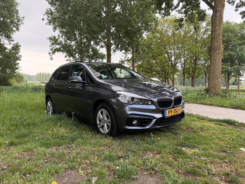BMW 2-Serie Active Tourer 218i 136pk Aut Grijs Sport line, 1345 kg, 136 pk, Zwart, Overige bekleding