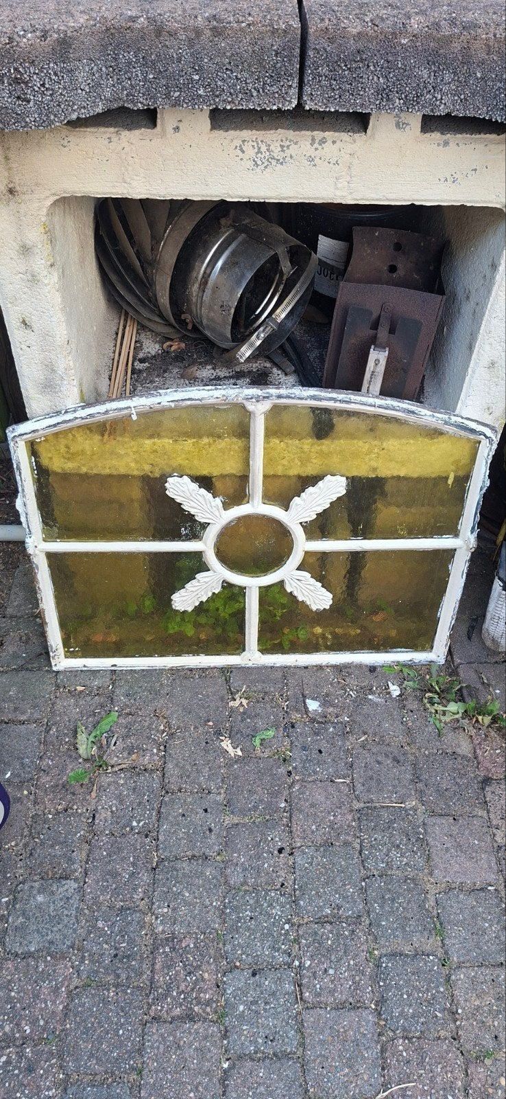 Antiek stalraam met geel glas en decoratie, Doe-het-zelf en Verbouw, Glas en Ramen, Ophalen, Gevelraam of Ruit, Gebruikt, Minder dan 80 cm