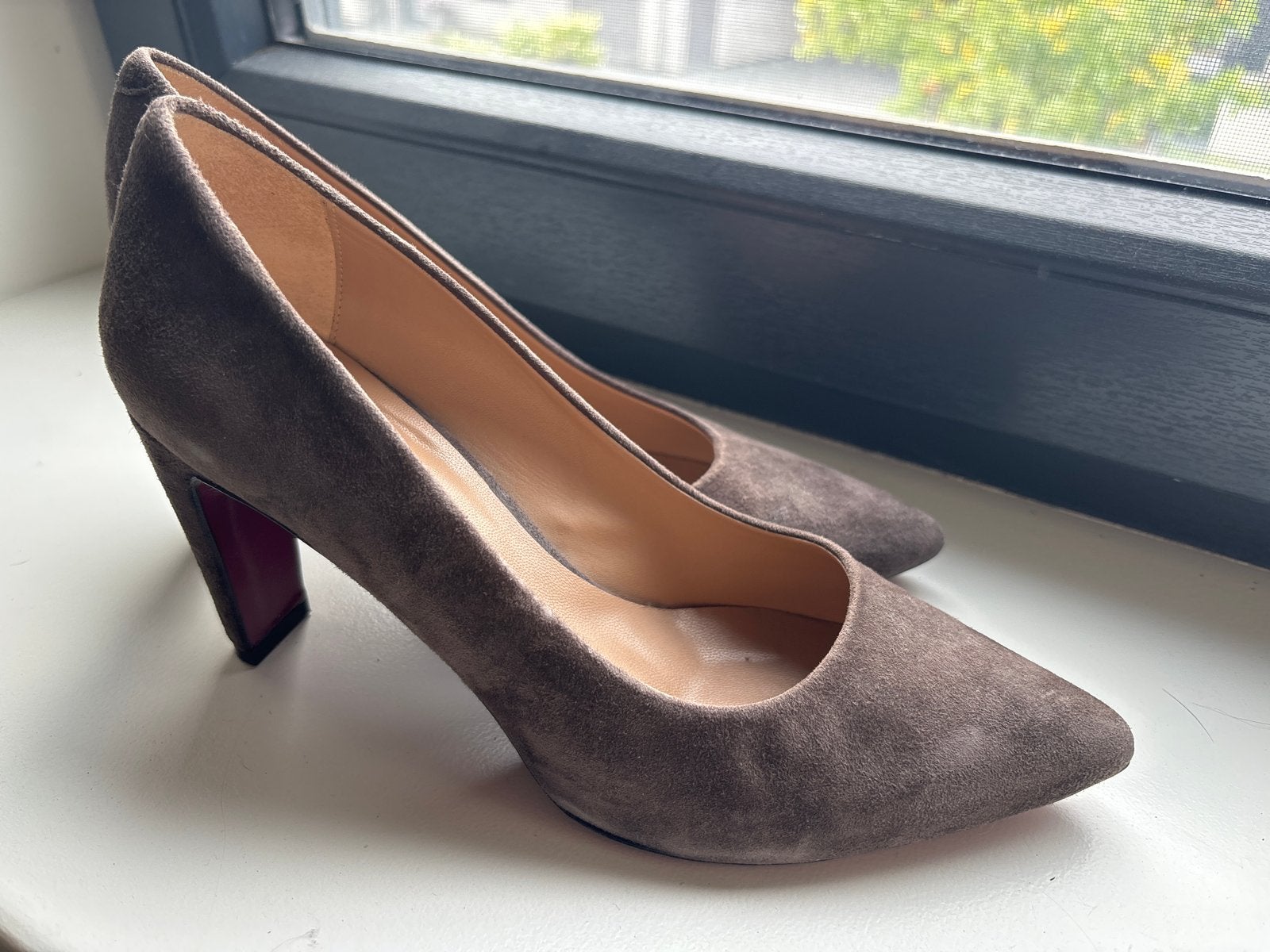 Elegante suède pumps van Evaluna, maat 38.5, Kleding | Dames, Schoenen, Ophalen of Verzenden, Zo goed als nieuw, Bruin, Pumps