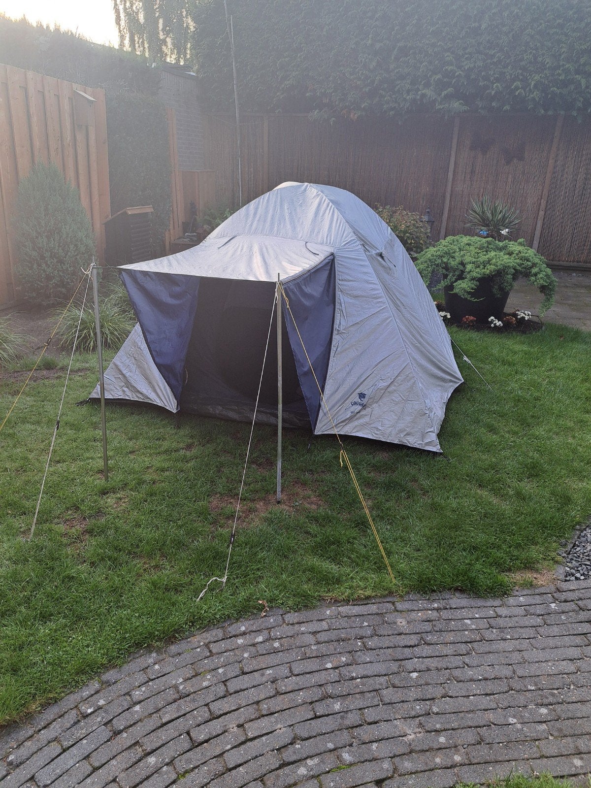 Cougar Iglo 2-persoons tent - Ideaal voor kamperen, Caravans en Kamperen, Ophalen of Verzenden, Gebruikt, Tot en met 2