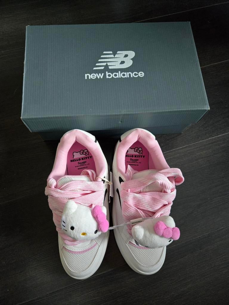 NB HELLO KITTY SCHOENEN mt 39, Ophalen of Verzenden, Nieuw, Sneakers of Gympen