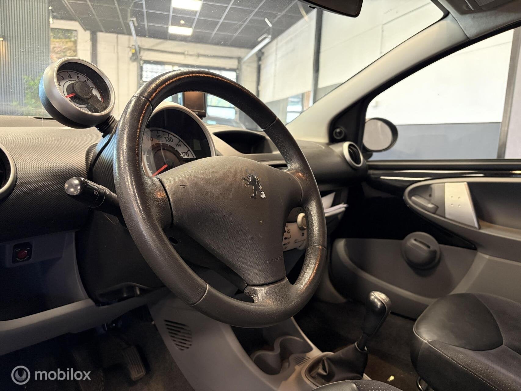 Peugeot 107 1.0-12V Black & Silver 5 DEURS / AIRCO / LMV / G, Auto's, Voorwielaandrijving, Euro 5, Gebruikt, Zwart