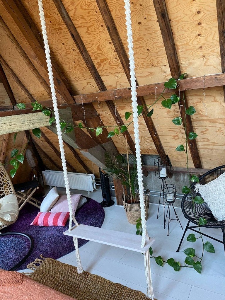 Handgemaakte macramé schommel – houten zitting – boho stijl, Boho, Ophalen of Verzenden, Zo goed als nieuw, Natuurlijk materiaal