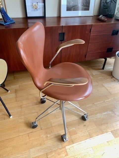 Fritz Hansen Arne Jacobsen Series 7 Swivel Model 3217 Leer, Huis en Inrichting, Bureaustoelen, Ophalen, Gebruikt, Bruin, Bureaustoel