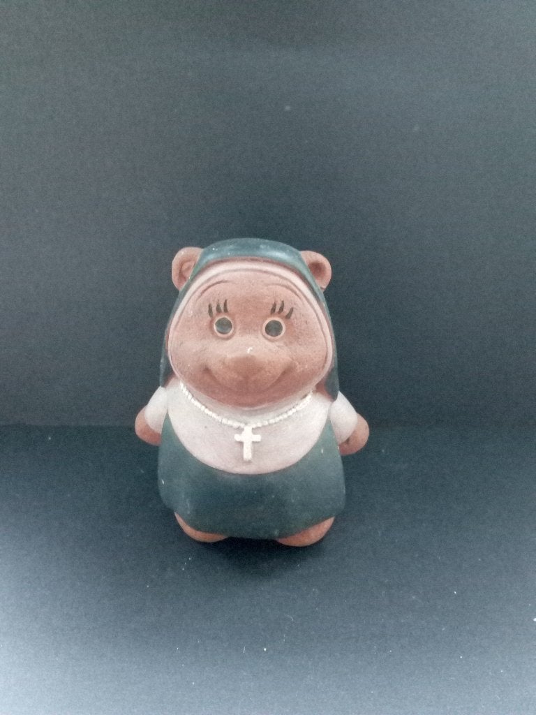 Beeldje van een bruin beertje in nonnenkledij, Verzamelen, Ophalen of Verzenden, Gebruikt, Dier