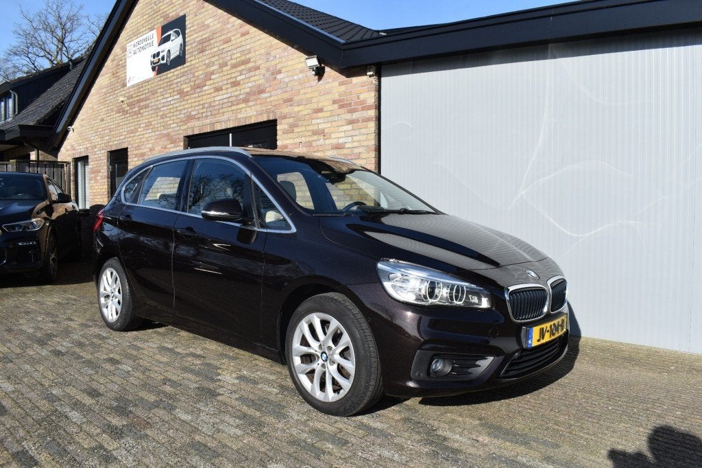 Bmw 2-SERIE 225XE CENT.HIGH EX. Xenon, Navi, Leder, Cruise,, Auto's, BMW, Automaat, 136 pk, Gebruikt, Bruin
