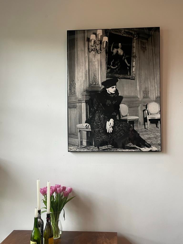 Grote glossy print - vrouw op stoel L:120cm B:90cm D:4cm, Ophalen