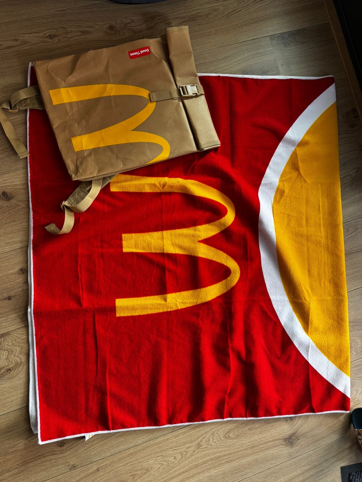Mc donalds strandlaken en rugtas, Sieraden, Tassen en Uiterlijk, Tassen | Rugtassen, Ophalen, Nieuw, Overige merken, 30 tot 45 cm