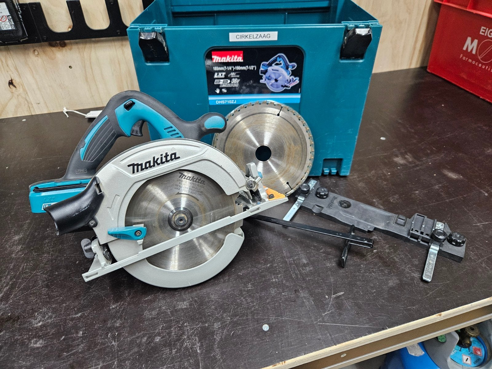 Makita DHS710ZJ cirkelzaag 36v (2x18v) (excl. accu en lader), Cirkelzaag, Ophalen of Verzenden, Zo goed als nieuw, Makita