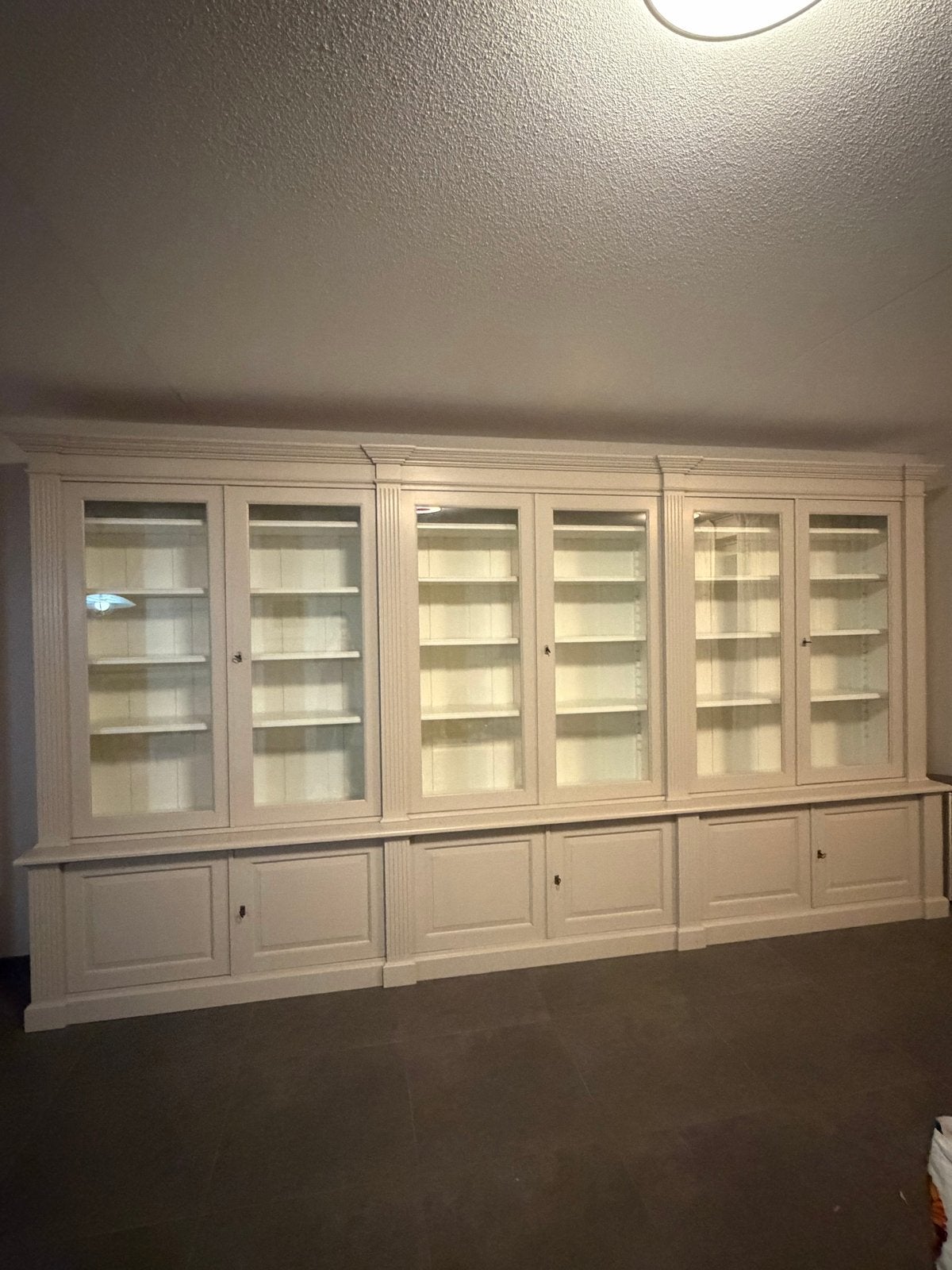 Grote boekenkast met glazen deuren en opbergruimte, Ophalen, 200 cm of meer, Klassiek, Grenenhout
