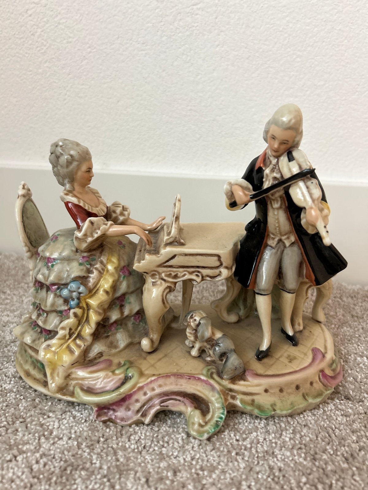 Antiek Porseleinen Beeldje: Muzikale Scène met Hondje, Ophalen of Verzenden