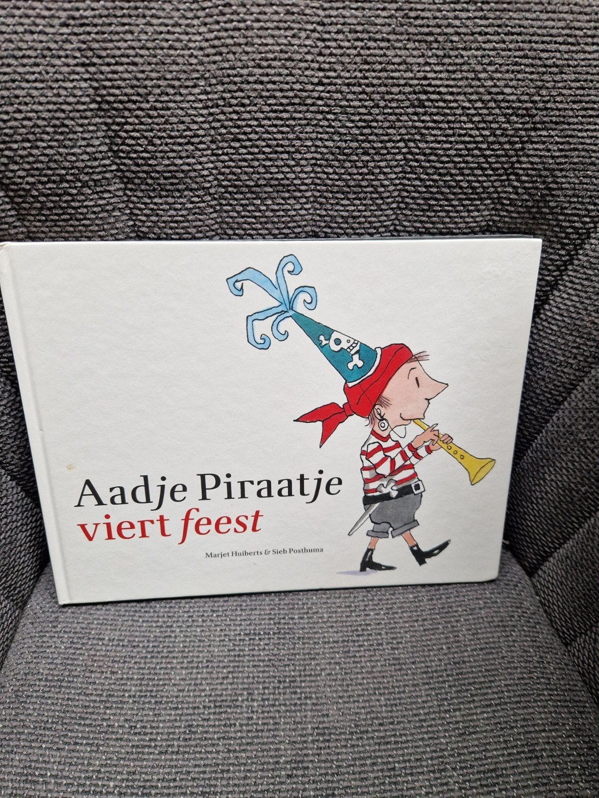 Aadje Piraatje viert feest - Marjet Huiberts & Sieb Posthuma, Fictie algemeen, Jongen of Meisje, Ophalen of Verzenden, Zo goed als nieuw
