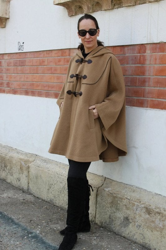 NIEUWE Camel Hooded Cape Coat, Women's Wool And Cashmere, Kleding | Dames, Maat 38/40 (M), Bruin, Nieuw, Ophalen of Verzenden