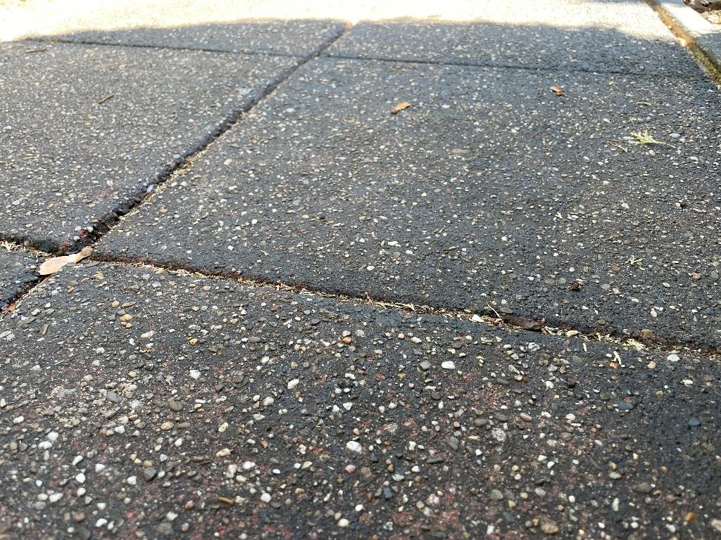 Gratis af te halen: 56 grindtegels en 21 opsluitbanden, Tuin en Terras, Tegels en Klinkers, Ophalen, Gebruikt, 10 m² of meer, Grind